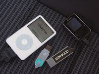 iPodのほか、メモリープレーヤー、USBメモリーなど、USBマスストレージクラスに準拠したUSBデバイスに記録した音楽を再生可能。