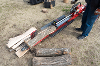 こちらは、実際にハローウッズで使われているエンジン駆動の油圧式まき割り機。