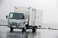 「ワイドキャブ ロングボディー ドライバン」の試乗車には、ディーゼルエンジンをモーターでアシストするハイブリッドシステムが採用されていた。