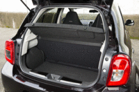 車体後部にはボディー補強のために大幅に手が加えられているが、ラゲッジスペースについては標準車の「マーチ」から大きな変更はない。（写真をクリックすると、シートの倒れる様子が見られます）