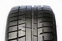 非対称パターンの採用は、横浜ゴムのスタッドレスタイヤとしては初めてのこと。向かって左がイン側で、右がアウト側。