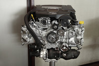 「FA20DIT」の単体写真。スポーツカー「BRZ」と同じ86×86mmのボア×ストローク値をもつ水平対向ユニットである。