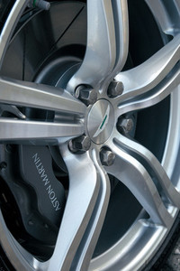 オプションのスポーツパック用の5本スポーク鍛造アロイホイール。サイズは標準ホイールと同じ。