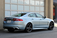 【テスト車のオプション装備】
    XF 2.0プレミアムラグジュアリー：サテンアメリカンウォールナットウッド（ベニア）＝2万8000円／エアロダイナミックパック＝22万4000円／メリディアン・プレミアムサラウンドサウンドシステム（825W）＝20万3100円／20インチBlack Kalimnosアロイホイール＝34万8000円／アクティブフロントライティング（コーナーリングランプ付き）＝8万1900円／前席シートクーラー＝10万9650円