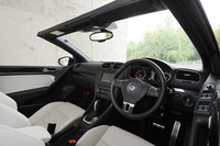 シートとステアリングホイールには、炎天下でのシート表面温度の上昇を抑えるクールレザー素材が採用される。