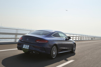 前走車追従機能付きクルーズコントロール「ディストロニック・プラス」には、自動操舵（そうだ）技術を応用した車線維持支援機能が備わっている。