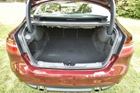 トランク容量は415リッター（VDA方式）。後席の背もたれは4：2：4の分割可倒式。
    