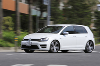 MT仕様の追加と同時に安全装備も強化されており、「ブラインドスポットディテクション」（後方死角検知機能）と「リアトラフィックアラート」（後退時警告・衝突軽減ブレーキ機能）が標準で採用された。