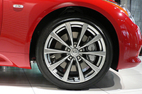 スポーティグレードに備わる4輪アルミキャリパー対向ピストンブレーキと19インチアルミホイール。