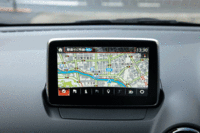 ダッシュボード中央の7インチディスプレイ。ドライバーは、視線移動を最小限に抑えながら、カーナビやマルチメディアにアクセスできるとうたわれる。（写真をクリックすると、画面の表示バリエーションが見られます）
    