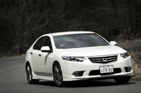 試乗した「アコード タイプS」のアドバンスパッケージという仕様には、CMBS（追突軽減ブレーキ）が装備される。これは、フロントグリル内のレーダーが発信するミリ波で前方をチェック、追突の危険を察知すると警告を発するシステム。さらに危険が迫ったと認識すると自動ブレーキが介入し、シートベルトが強く引き込まれる。