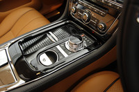 先に「XF」でも採用された、ダイヤル式のドライブセレクターがセンターコンソールに鎮座する。