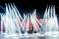 ロックバンド、カイザーチーフスのステージ。