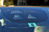 「V40」には、デジタルカメラやミリ波レーダーを使った衝突回避システムのほか、歩行者を保護するためのエアバッグなどの安全装備が用意される。