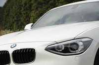 同社の製品としては見慣れない輪郭のヘッドランプが、新たな個性を主張する。2灯式である点は、BMW伝統のディテールである。