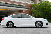 全長4.9m、全幅1.8mを超える、堂々としたボディーサイズとなった新型「アコード」。海外ではガソリン仕様もあるが、日本での販売はこのハイブリッドと、法人向けリース販売のプラグインハイブリッドのみとなる。
    