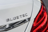 ガソリンエンジンのほか、新型「Cクラス」には1.6リッターと2.2リッターの2種類の直4ディーゼルエンジンを設定。ハイブリッド車に搭載するエンジンにも、ガソリンとディーゼルの両方を用意している。
    