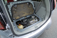 ラゲッジスペース下の吸音機能付きカバー（ファブリック＆スチール）をめくるとあらわれる659cc直3ターボは45度傾けてマウントされる。連続可変バルブタイミング「MIVEC」、アルミダイキャスト製シリンダーブロックなどを備えたブランニューユニットで、今後同社の軽自動車に用いられるという。