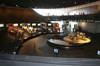 1902年に「メルセデス」を商標登録し、車名にメルセデスとついた車種が陳列される「Mythos2」フロア。円台に飾られるのは「Simplex 40ps」。スリーポインテッドスターは、まだついていない。