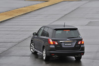 “レガシィっぽい”ミニバン「エクシーガ」がデビューしたのは、2008年6月のこと。長さと幅は当の「レガシィ」に近いが、多人数乗用車らしく、高さは際立つ。