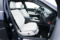 レザーシートにはメモリー機能（ドアミラーとステアリングの位置も連動）が標準で付く。試乗車の内装色はクリスタルグレー／ブラック。