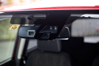 フロントウィンドウの上部には、運転支援システムに用いられる赤外線レーザーやモノラルカメラなどが装備されている。