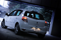 オートライトやフロント雨滴感知式オートワイパーが標準で装備される。