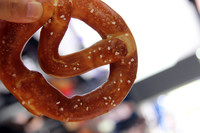 【写真12】ありそうでなかった、マツダマークのプレッツェル。