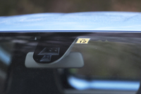 リアシートのヘッドレストを除けば、安全装備については上級グレードとほぼ同等。予防安全装備の「レーダーブレーキサポート」もオプションで用意される。
    