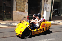 リスボン市内で。米国から上陸した観光用レンタルマイクロカー「トリガー・ゴーカー」。50ccの3ホイーラーである。車載されたGPSシステムは、操作方法から名所ガイドまで数々の情報を提供する。