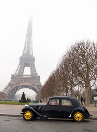 霧にかすむエッフェル塔のもとで。