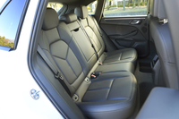 後席は3：2：3の3分割可倒式。前席に加え、後席にもオプションでシートヒーターの設定がある。
    