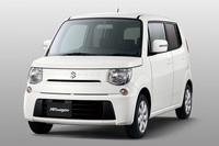 こちらが「スズキMRワゴン」。2代目までは女性、特にママをターゲットにしていたが、3代目は20代の男女にターゲットを変え、角張ったエクステリアに。