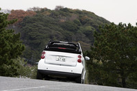 カブリオには、12スポークアルミホイールやフロントフォグランプ、本革巻ステアリング＆シフトノブ、電動調整ヒーテッドドアミラー、グローブボックス、ラゲッジルームカバーが標準装備。クーペモデルではオプションとなる。