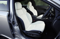 「IS F」のシートは、標準でセミアニリン本革スポーツシートが備わり、運転席に加え助手席にもシートヒーターが標準装備される。シートカラーはホワイト＆ブラック（写真）とブラックの2種類から選べる。