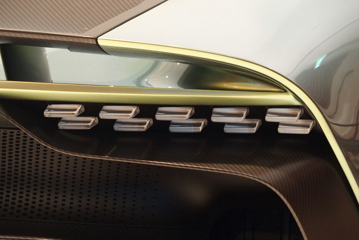 アストンマーティン・ヴァルハラ（リアコンビランプ）