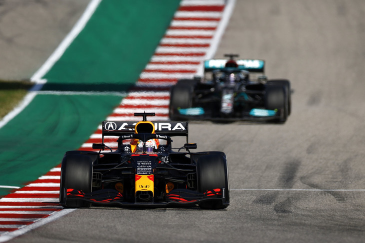 レッドブルのフェルスタッペン（写真前）は、スタートで2位に落ちるも、レース序盤の10周目にタイヤ交換を済ませ、ハミルトン（同後ろ）の前に出ることができた。このアンダーカットまでは良かったのだが、その後のタイヤ交換作戦で妥協せざるを得ず、最後は8周分フレッシュなタイヤを履くハミルトンに苦しめられた。1.3秒差で逃げ切りチェッカードフラッグ、今季8勝目を飾り、ハミルトンに対するポイントリードは6点から12点に広がった。なおレッドブルにとっては通算200回目となる節目のポディウムとなる。（Photo=Getty Images / Red Bull Content Pool）