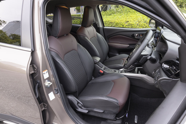 ヒーター付きのシートはレザー調とファブリックの組み合わせ。センターアームレストは前後スライド機能付き。