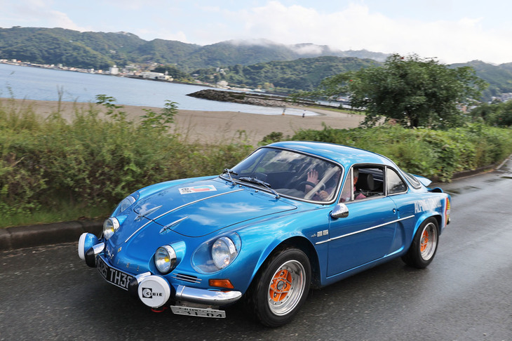 1974年「アルピーヌA110 1600SC」。リアサスペンションがスイングアクスルから「A310」用のダブルウイッシュボーンに変更され、より操縦性が向上したモデル。