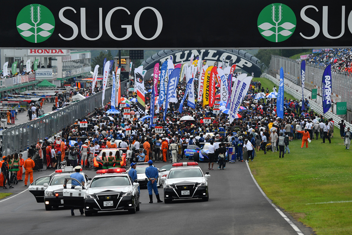 レース前のひとこま。宮城県警のパトカー（写真手前）の先導によるパレードランの後、フォーメーションラップを経て決勝レースがスタートした。