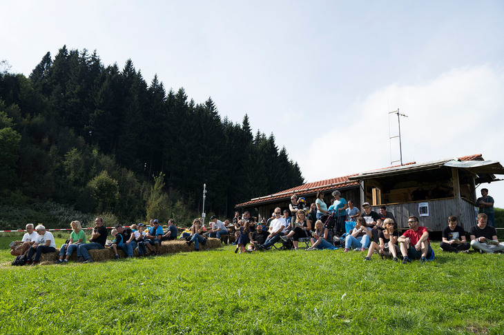奥に見える赤いレンガの小屋には、ケータリングサービスが出展。ハンバーガーやホットドッグ、ケーキにスナック、コーヒーにジュース、もちろんビールも販売されている。