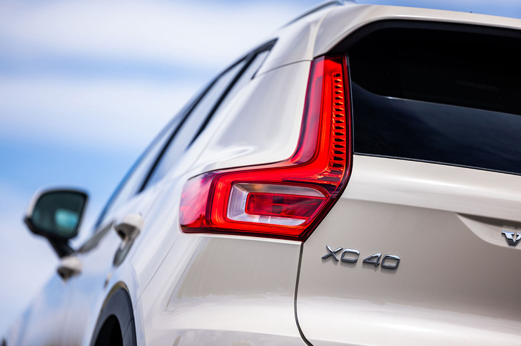 今回の試乗車は、2025年5月に販売が開始された一部改良モデルのトップグレード「XC40ウルトラB4 AWD」。現在同グレードは、充実装備をうたう2026年5月登場の特別仕様車「XC40ウルトラB4 AWDセレクション」に置き換えられている。