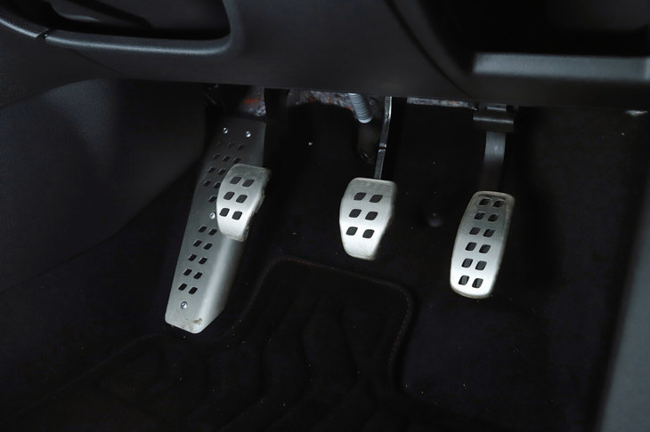 滑り止めの設けられたペダルはすべてアルミ製。シフトレバーも含めて、先代モデルよりも操作感が軽くなった印象を受けた。