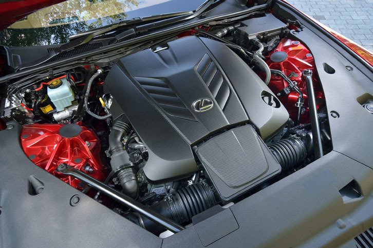 軽量かつ高剛性なチタン製の吸排気バルブや鍛造クランクシャフトが採用された、「LC500」の5リッターV8エンジン。最高出力477ps、最大トルク540Nmを発生する。