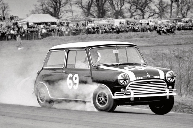 「Mini」はジョン・ローズをはじめとした時のレーシングドライバーの手により、サーキットでも大いに活躍した。写真は1965年にオウルトンパークで行われたレースの様子。