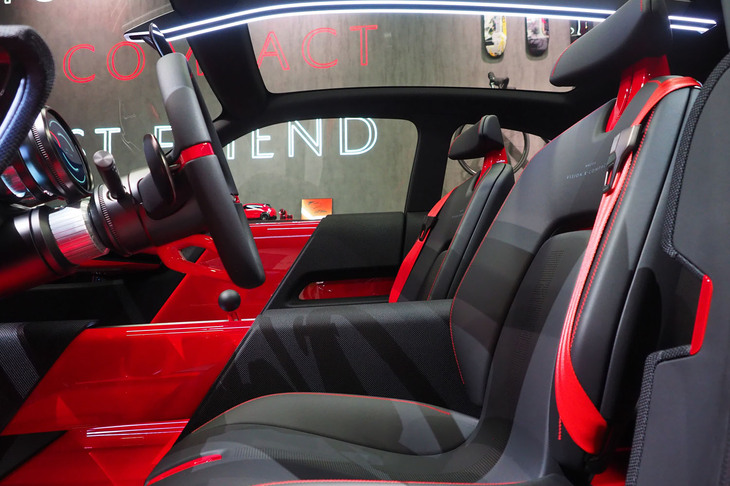 フロントシートにシートベルトを内蔵。キャビンはブラックとレッドのコンビカラーでコーディネートされる。