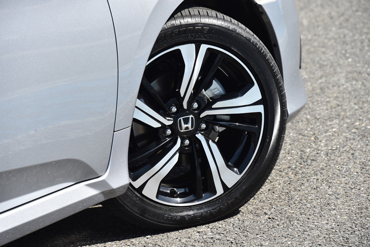 試乗車のタイヤサイズは「ハッチバック」が235/40R18、「セダン」が215/50R17だった。なお、セダンには215/55R16も設定される。