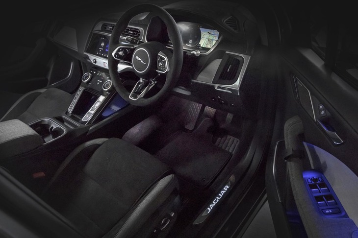 「I-PACE」のコックピットは新鮮味がある一方で、奇をてらわないデザインであるがゆえに安心感も得られる。
