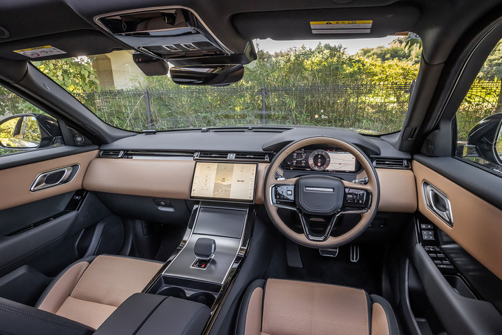 インフォテインメントシステムを、従来の2画面式から11.4インチサイズのフローティング式タッチスクリーンを使った最新の「Pivi Pro」に変更。スイッチ類を減らしたシンプルなデザインで先進性が演出される。「MERIDIANサウンドシステム」と「ワイヤレスデバイスチャージング」は標準装備となるアイテム。