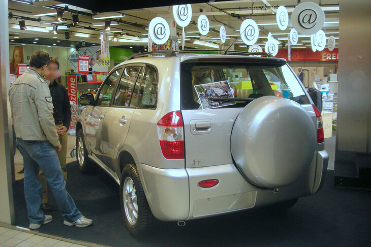 DR車はイペルの店内にも置かれていた。2008年4月。